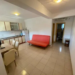 Apartament Elvira, Drage